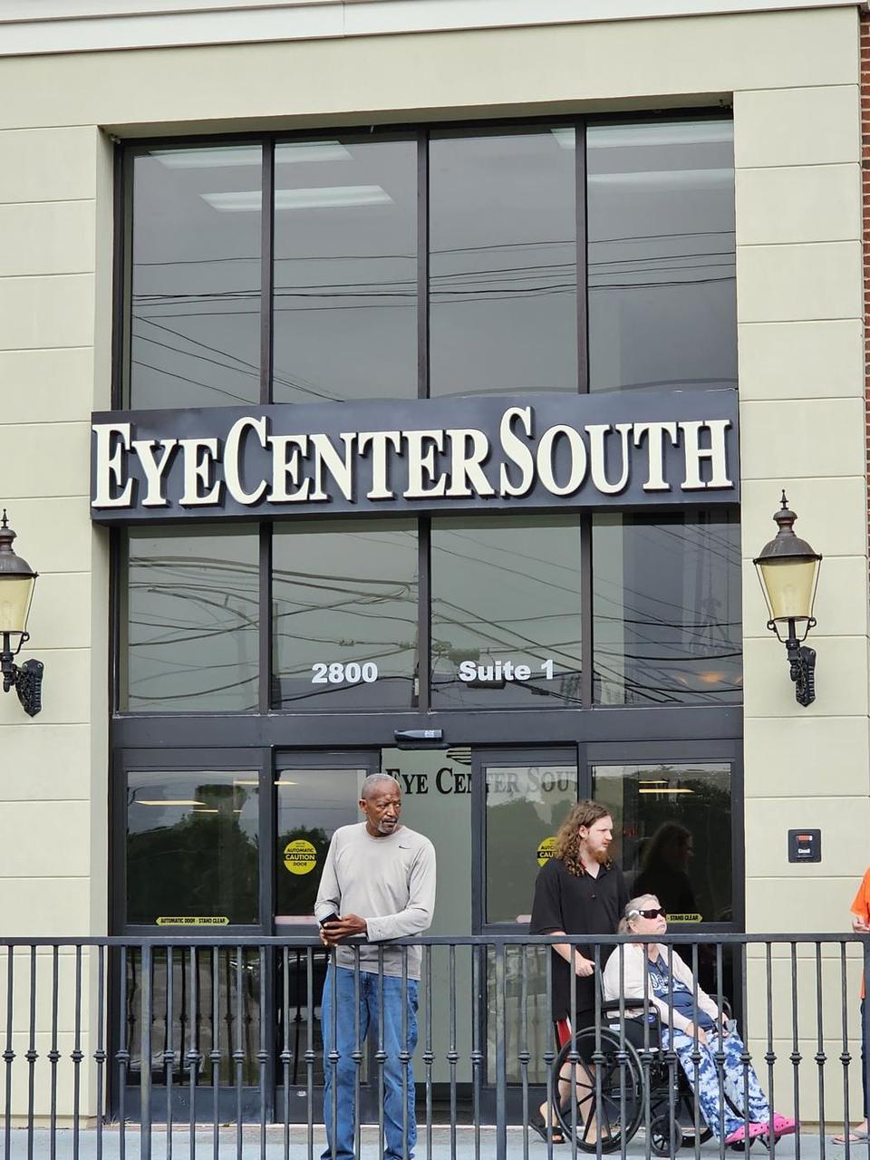 Eye Center South: Dimensional building letters