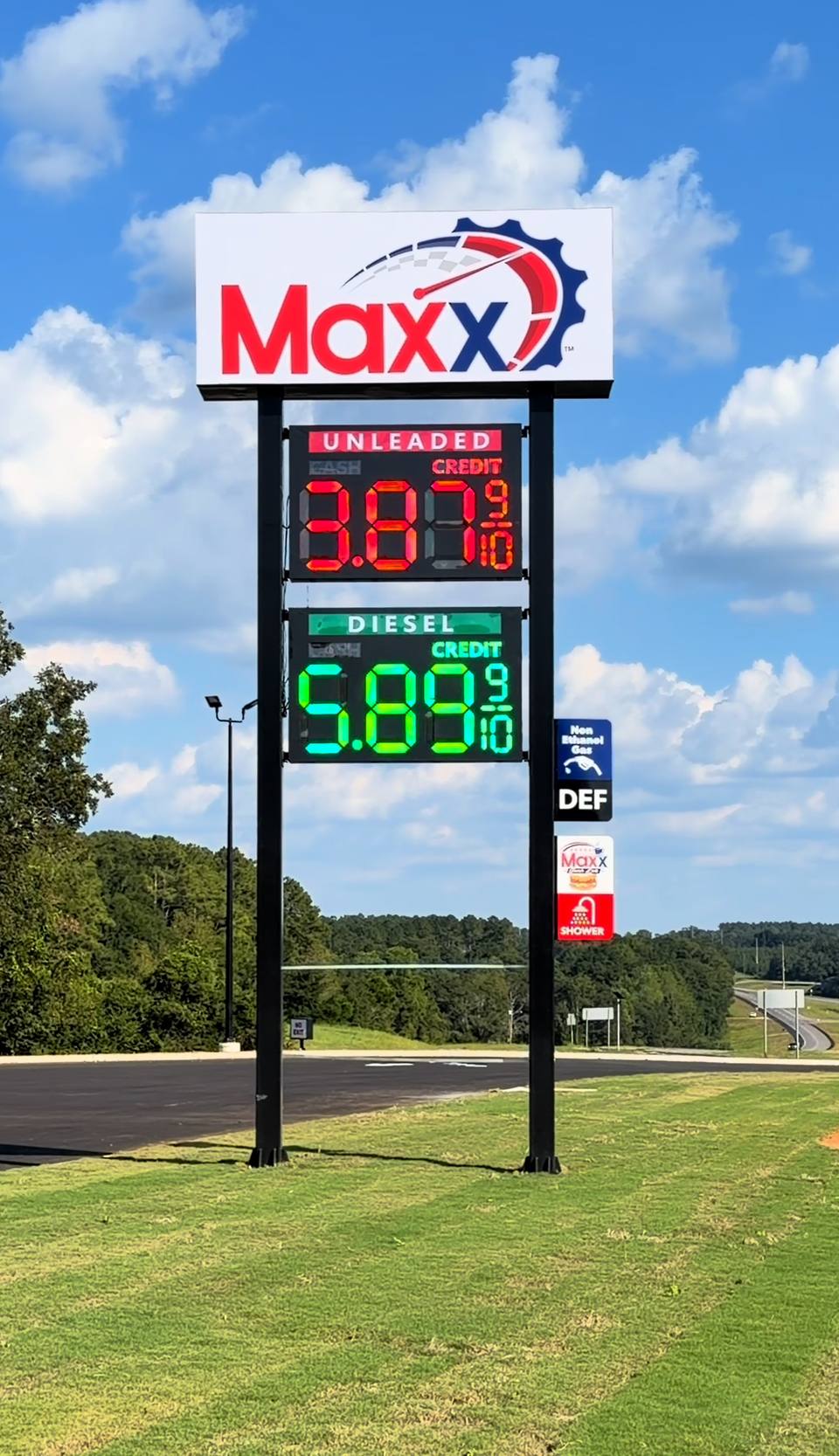 Maxx: Pole sign with LED price displays